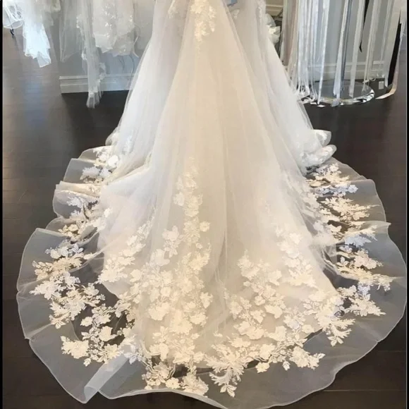 Wedding dress - Picture 4 of 5